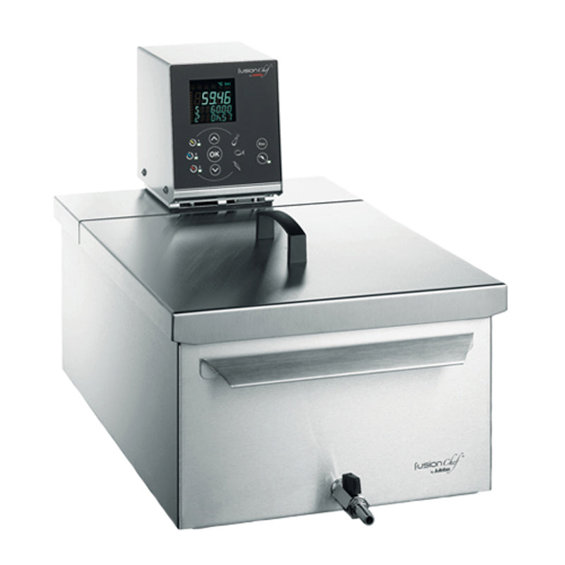 Fusionchef Diamond immersion circulator with small size water bath.